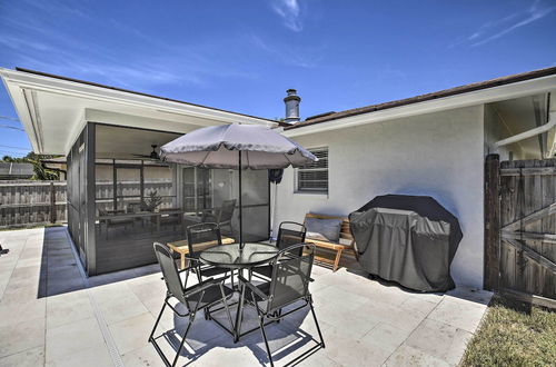 Photo 6 - Chic Beach House With Lanai and Private Yard