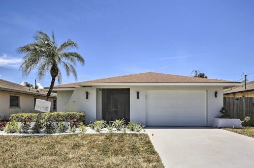 Photo 16 - Chic Beach House With Lanai and Private Yard