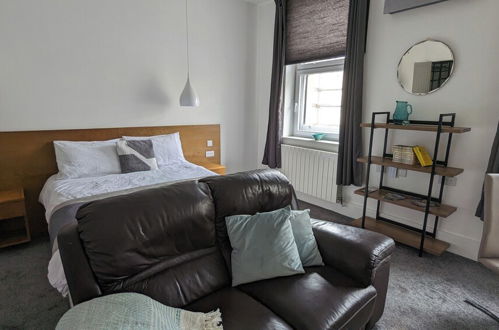 Photo 9 - Captivating 1-bed Apartment, Merthyr Tydfil -