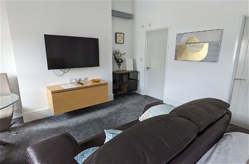Foto 12 - Captivating 1-bed Apartment, Merthyr Tydfil -