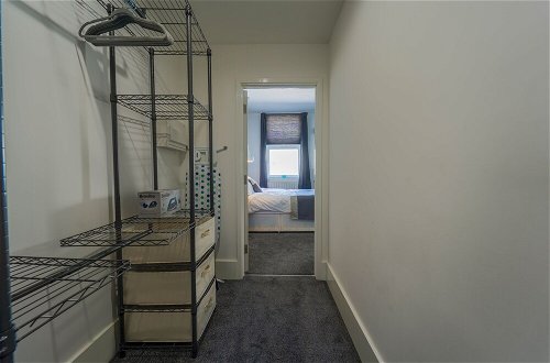 Photo 15 - Captivating 1-bed Apartment, Merthyr Tydfil -