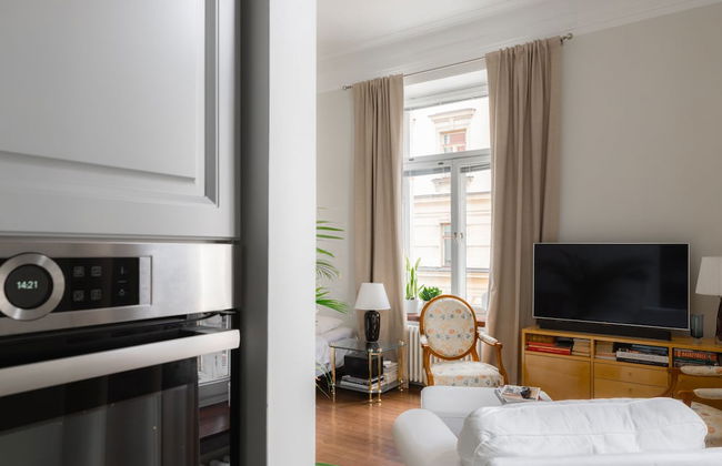 Quaint studio with a prime location - Photo 8