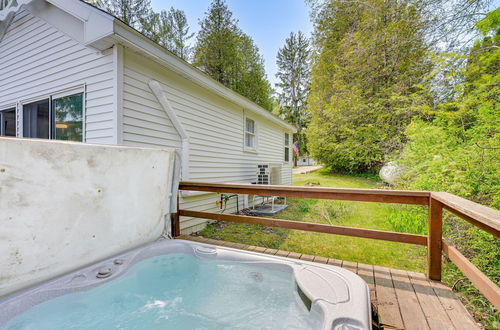 Photo 3 - Beachy Palms Cottage on Lake Huron w/ Hot Tub