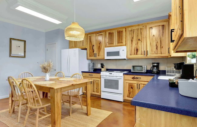Spacious Retreat & Game Room Sleeps 12 - Foto 19