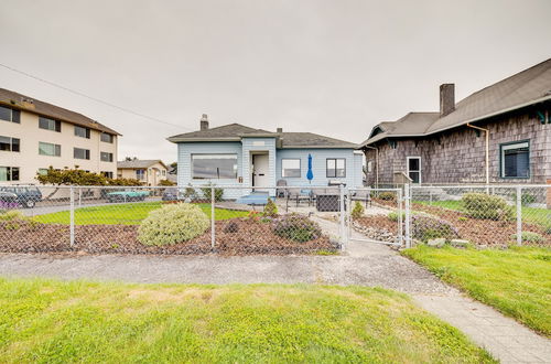 Foto 6 - Beachfront Cottage on Seaside Promenade w/ Hot Tub