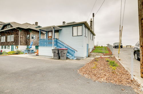 Foto 13 - Beachfront Cottage on Seaside Promenade w/ Hot Tub