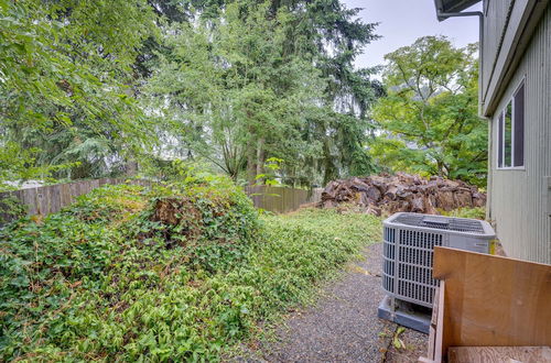 Photo 4 - Spacious Lake Forest Park Home With Deck