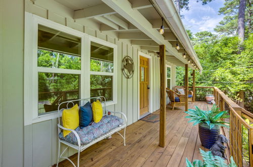 Foto 7 - Peaceful Retreat: Conroe Cottage w/ Decks, Views