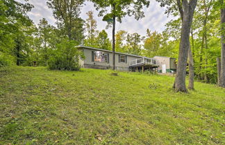 Foto 3 - Tranquil Cabin Getaway Near Red Cedar Lake