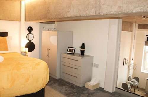 Photo 9 - Modern Luxury Serviced Duplex Apartments by Repose