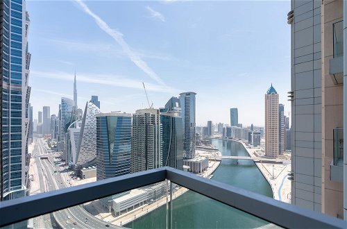 Foto 19 - SuperHost - Luxury Apt with Panoramic Burj and Canal Views