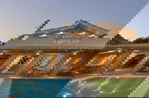 Foto 13 - Luxury 4 Bdrm Villa With Pvt Pool on the Beach
