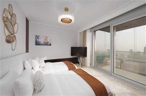 Photo 5 - Maison Privee - Ultra Chic High-Floor Apt w/ Direct Burj Khalifa & Fountains Views