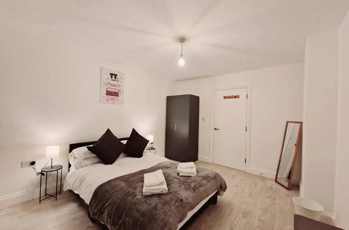 Foto 6 - Deluxe 2 Bed Apartment in Uxbridge