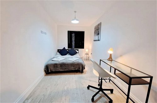 Photo 8 - Deluxe 2 Bed Apartment in Uxbridge