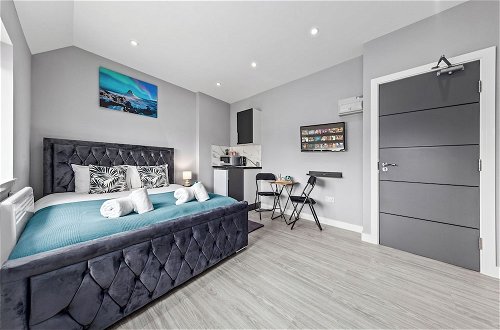 Photo 5 - Cozy Serviced Room in Feltham Heathrow London Tw13