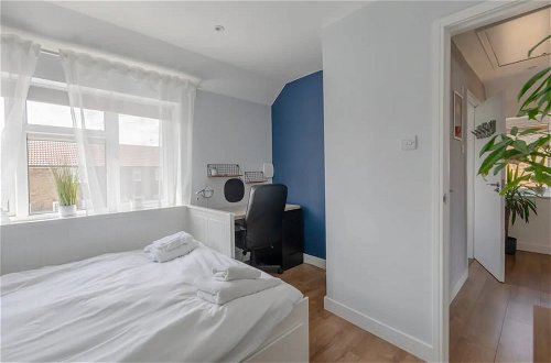 Photo 3 - Modern & Spacious 3BD House - Canning Town
