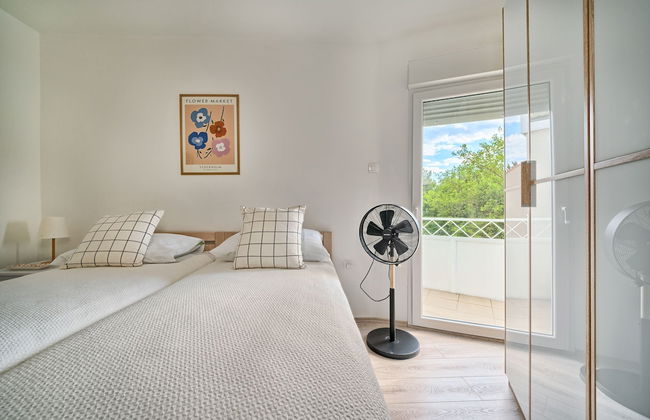 A2- Luxury apt w big Balcony, 4 min Walk to Beach - Photo 2