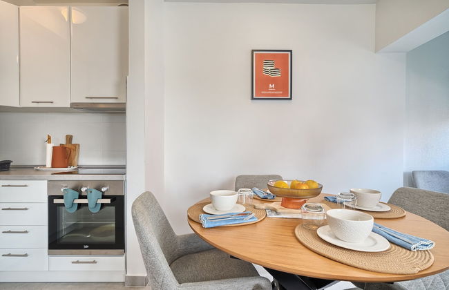 A2- Luxury apt w big Balcony, 4 min Walk to Beach - Photo 8