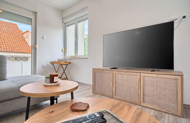 A2- Luxury apt w big Balcony, 4 min Walk to Beach - Photo 13