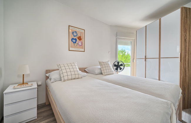 A2- Luxury apt w big Balcony, 4 min Walk to Beach - Photo 5
