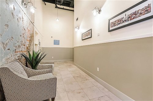Photo 2 - Luxury 4B Condo - Newly Renovated - Steps to French Quarter