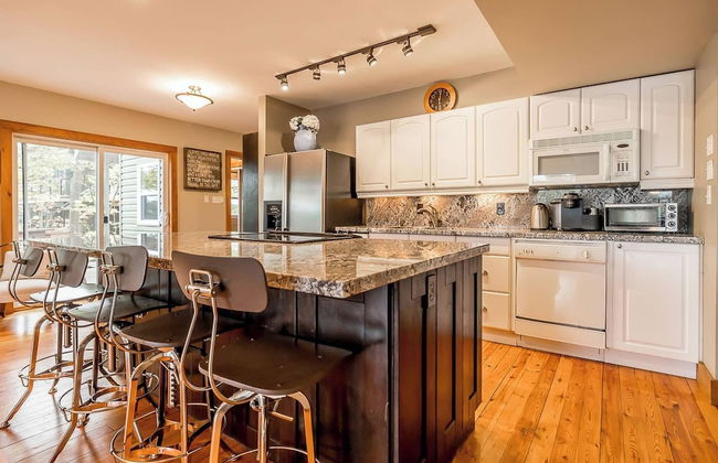 Muskoka Lakeshore Cottage Bliss - Photo 22