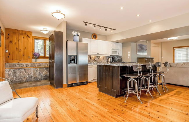 Muskoka Lakeshore Cottage Bliss - Photo 20