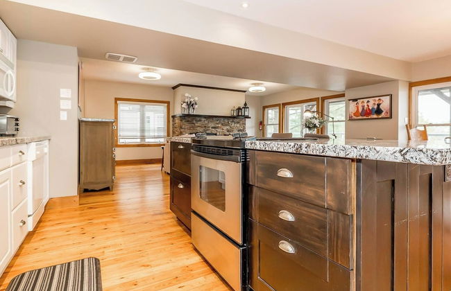 Muskoka Lakeshore Cottage Bliss - Photo 24