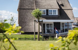 Foto 1 - Thatched Villa With Lounge Set, Right at the Water