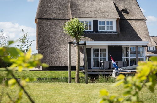 Foto 1 - Thatched Villa With Lounge Set, Right at the Water