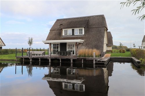 Foto 15 - Thatched Villa With Lounge Set, Right at the Water