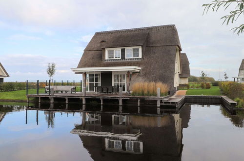 Foto 14 - Thatched Villa With Lounge Set, Right at the Water