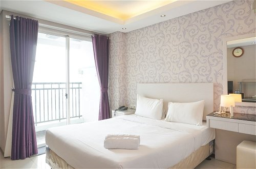 Photo 3 - Best Elegant And Cozy Stay Studio At Thamrin Executive Apartment