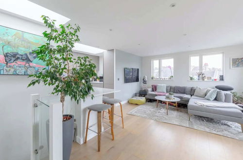 Foto 22 - Sleek & Spacious 2BD Flat - Clapham