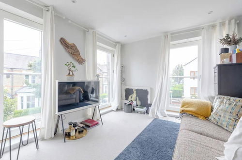 Photo 15 - Sleek & Spacious 2BD Flat - Clapham