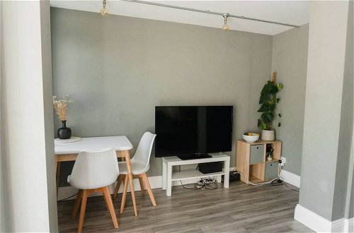 Photo 8 - Lovely 2BD Flat With Private Garden - Bounds Green