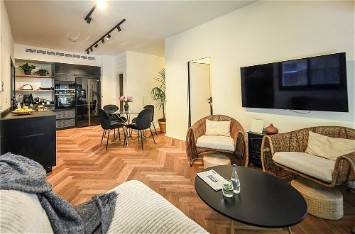 Foto 21 - Stylish 3BR Apt with Patio in the City