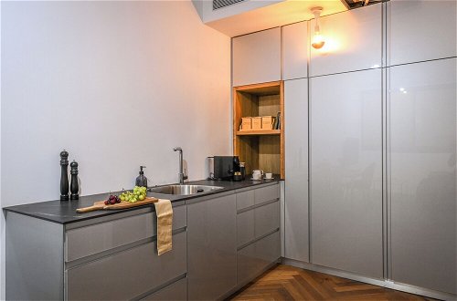 Photo 13 - Stylish 3BR Apt with Patio in the City