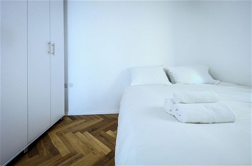Photo 6 - Stylish 3BR Apt with Patio in the City