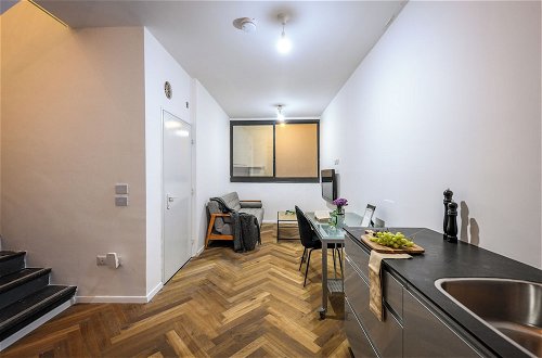 Photo 17 - Stylish 3BR Apt with Patio in the City