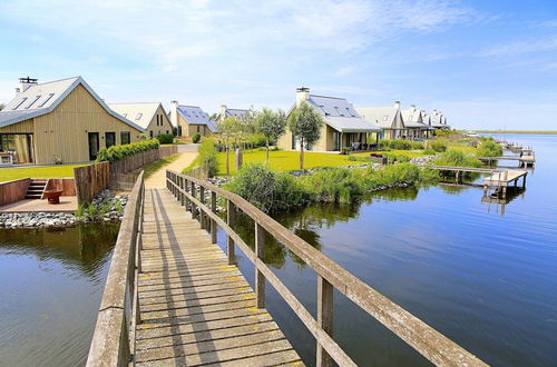 Photo 34 - Modern Lodge on the Water in a National Park