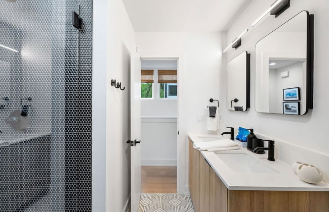 Stylish 2 Bedroom Retreat in South Austin - Photo 18