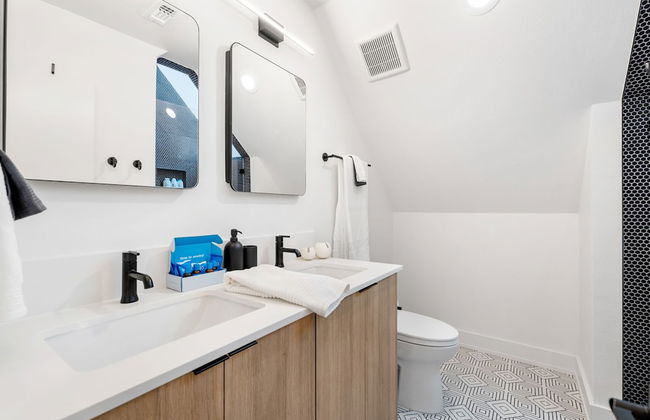 Stylish 2 Bedroom Retreat in South Austin - Photo 16