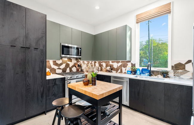 Stylish 2 Bedroom Retreat in South Austin - Photo 7