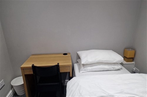 Photo 4 - Impeccable 3-bed Apartment in Bradford to Explore