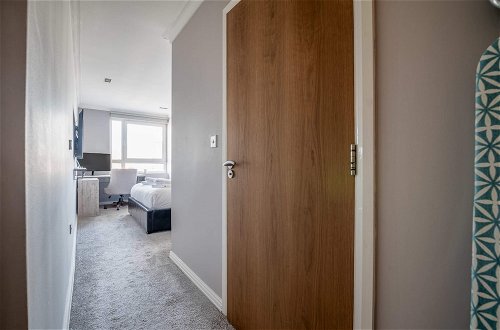 Photo 17 - Canary Wharf Retreat With Free Secure Parking