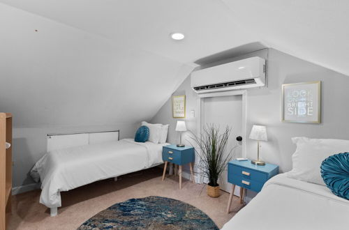 Photo 2 - Stunning 4 Bedroom Home Near Tilles Park - JZ Vacation Rentals