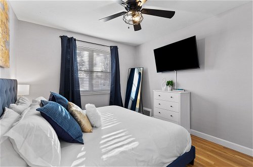 Foto 7 - Stunning 4 Bedroom Home Near Tilles Park - JZ Vacation Rentals