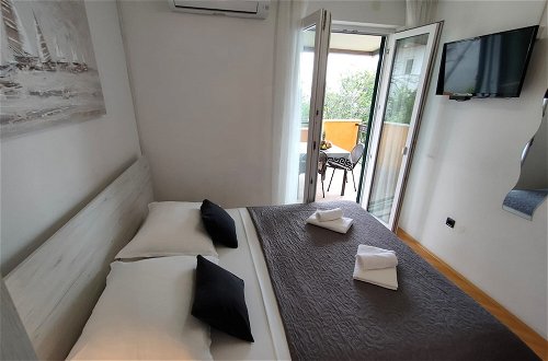 Photo 2 - A4 Beachfront apt With big Terrace and sea View